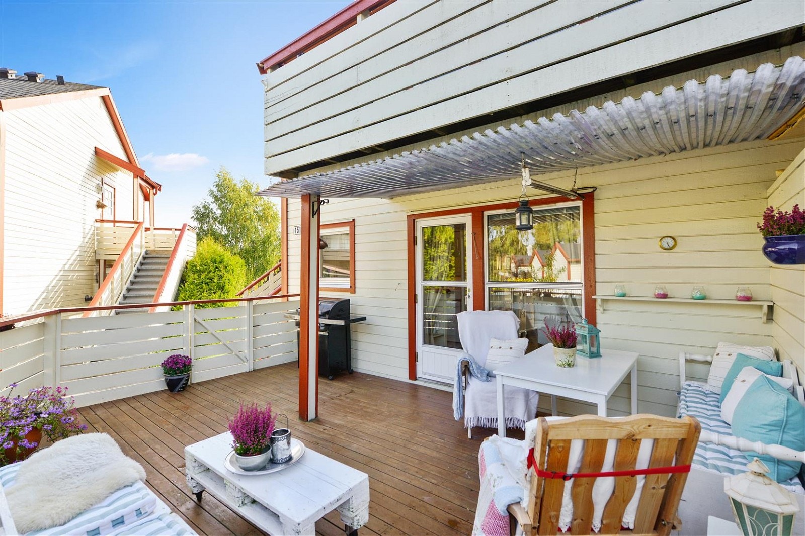 Terrassen fungerer som en forlengelse av stuen på sommerhalvåret og har god plass til utemøbler og grill. Galleribilde