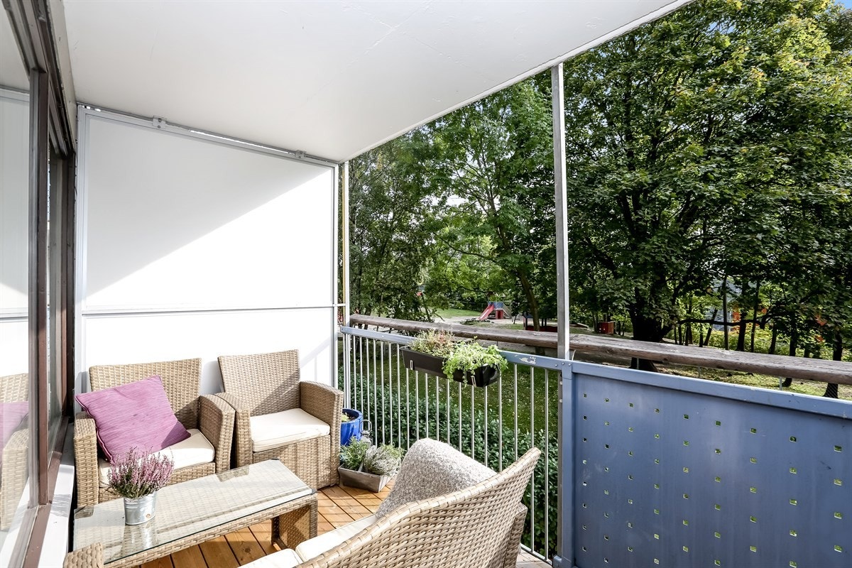 Balkong vendt mot grøntareale Galleribilde