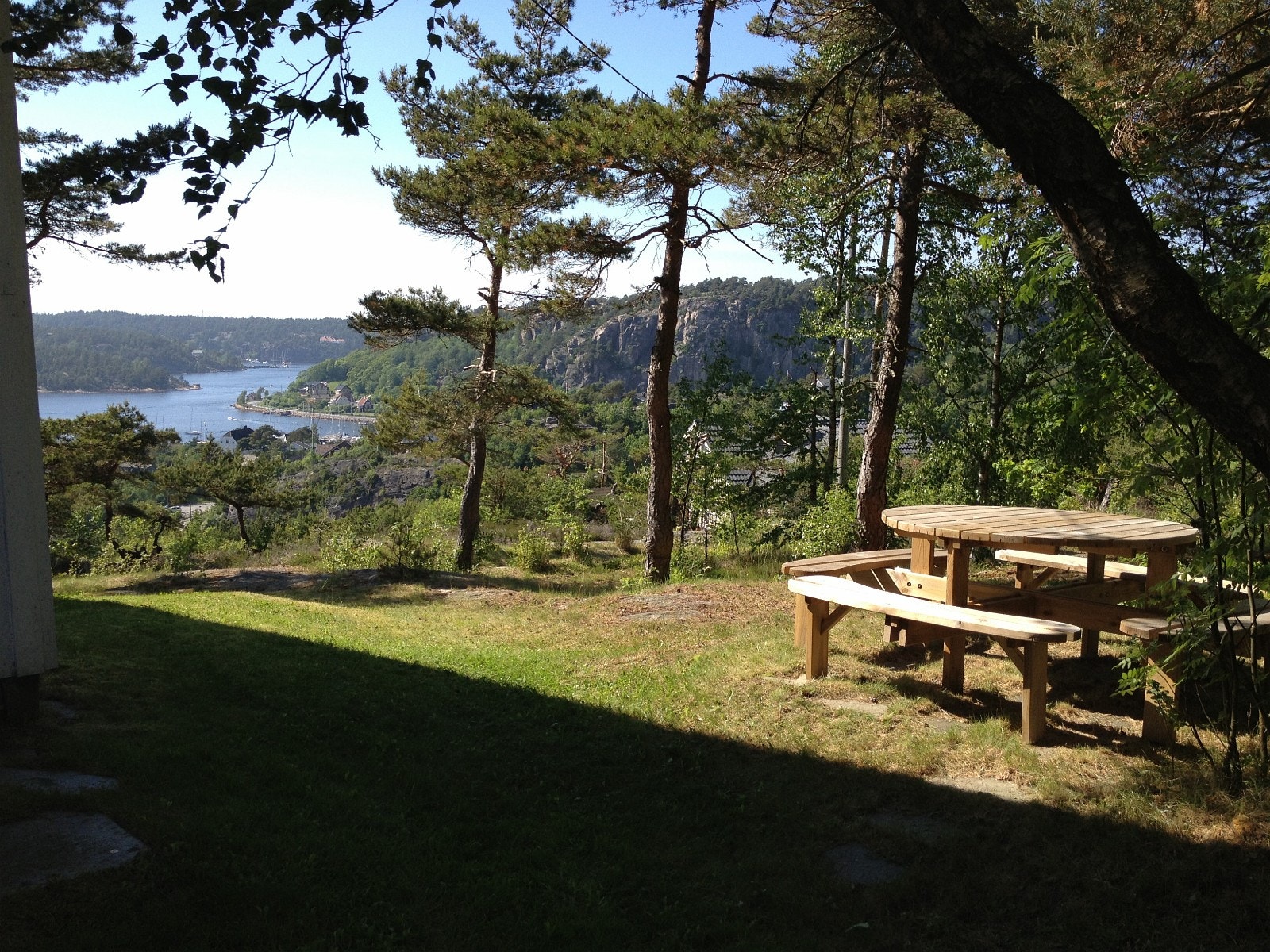 Fine uteplasser på eiendommen gir ly for vind og sol hele dagen! Galleribilde