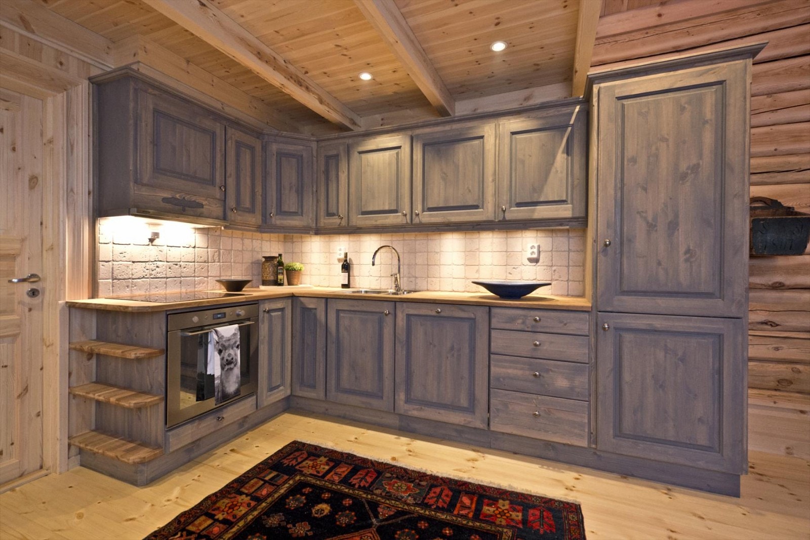 Flott kjøkkeninnredning i heltre med integrerte hvitevarer Galleribilde