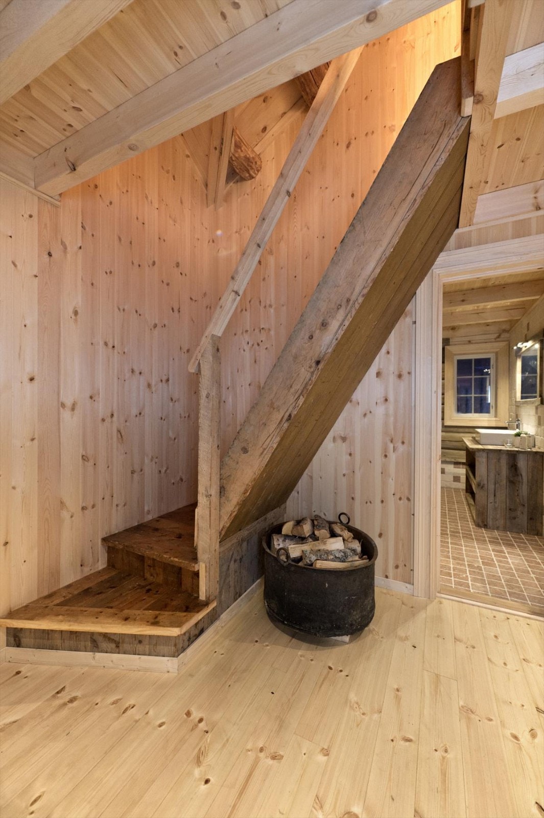 Trapp opp til hems med soveplasser Galleribilde