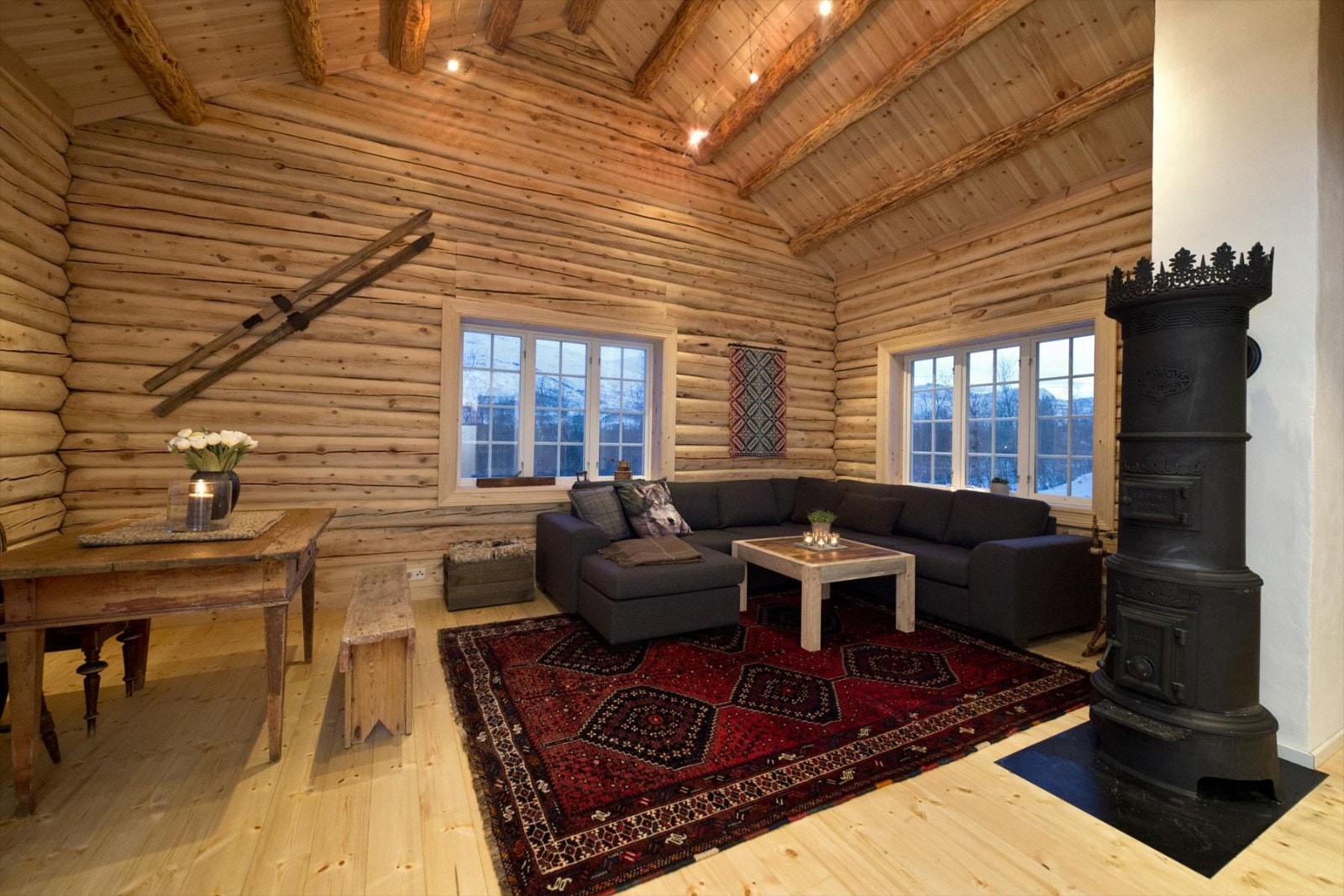 Stue med vedovn Galleribilde