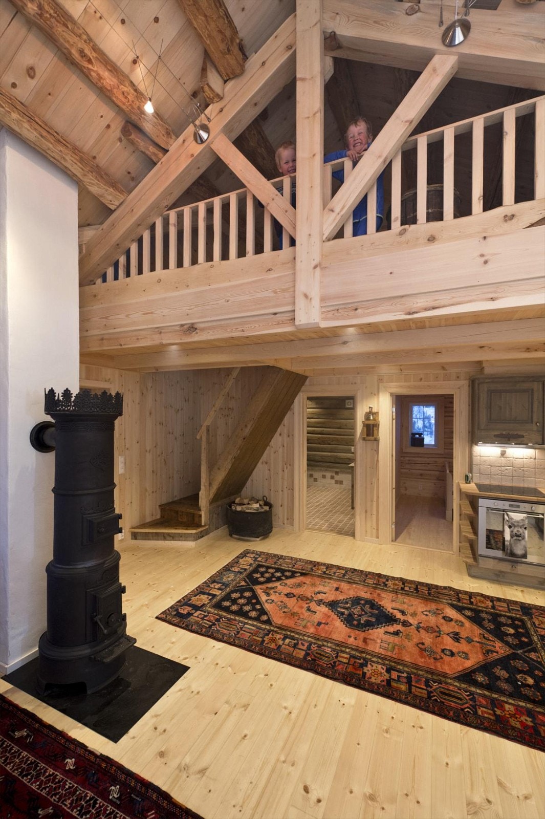 Stue mot kjøkken og oppgang til hems Galleribilde