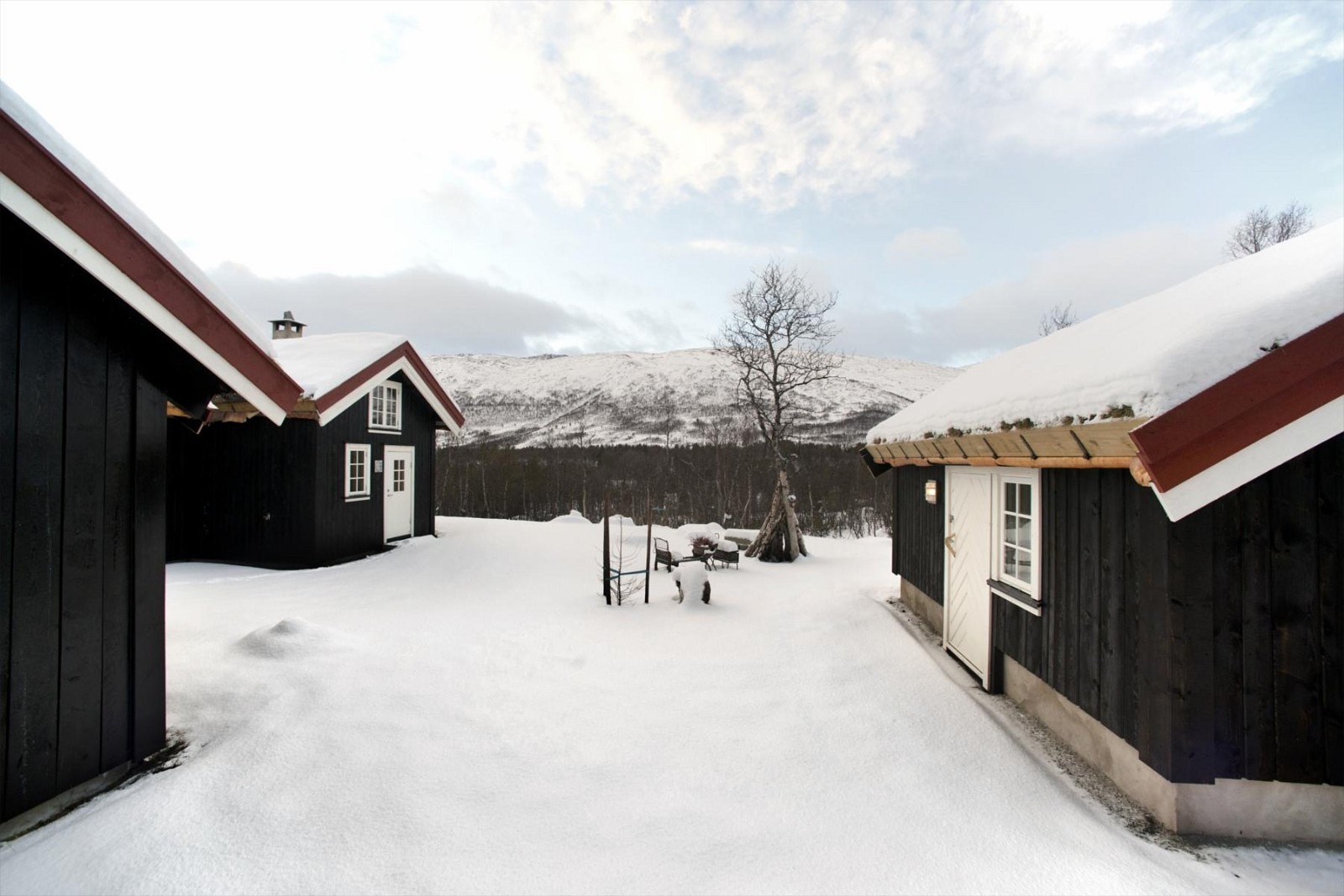 Hyttetun med hovedhytte, anneks og uthus. Galleribilde