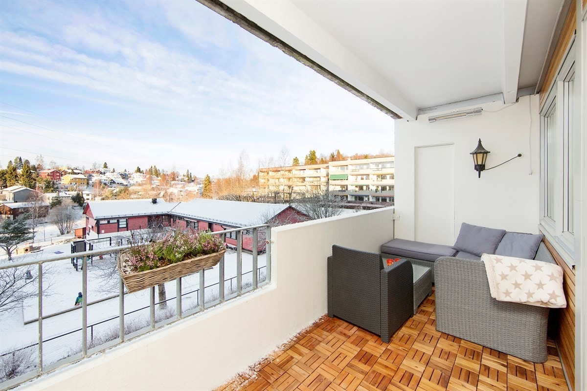 Balkong med ettermiddags- og kveldssol. Galleribilde