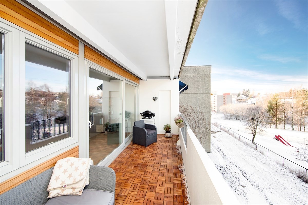 Balkong med ettermiddags- og kveldssol. Galleribilde