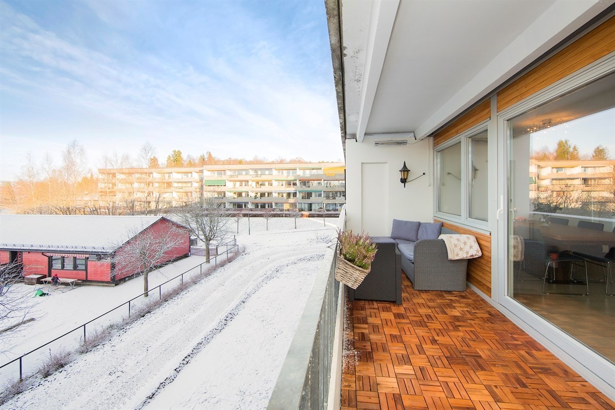 Balkong med ettermiddags- og kveldssol. Galleribilde