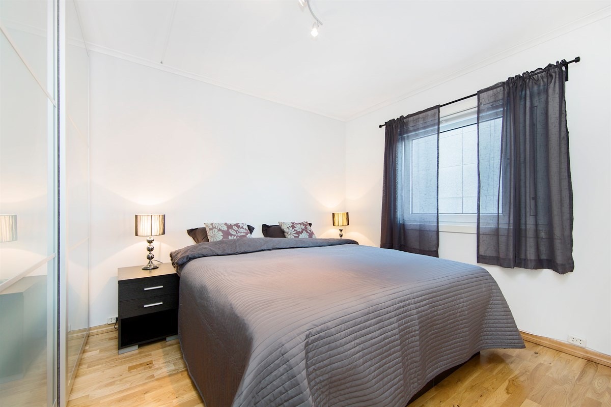 Soverom med god plass til dobbetseng. Galleribilde