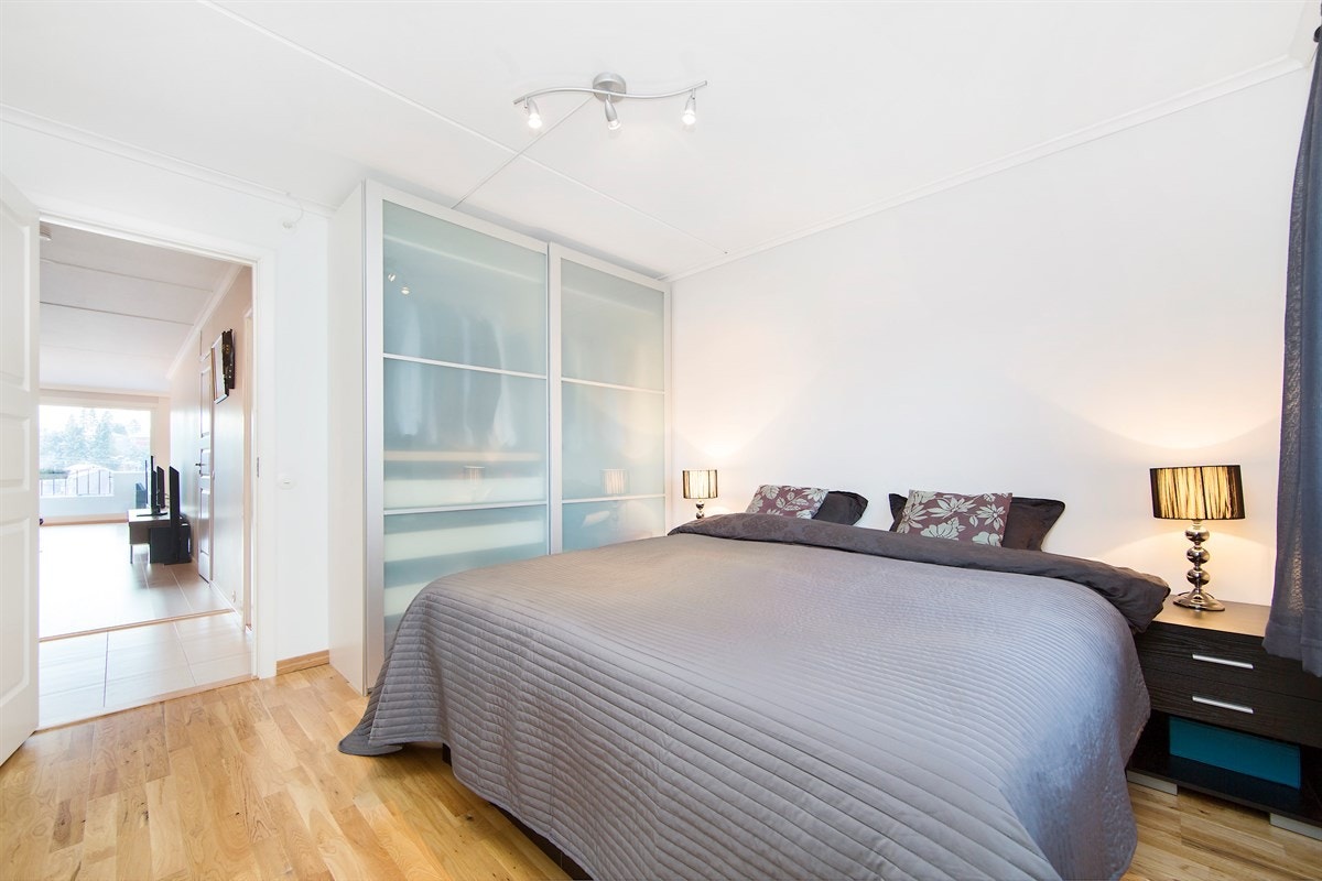 Soverom med skyvedørsgarderobe. Galleribilde