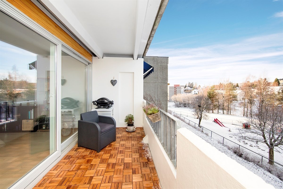 Balkong med ettermiddags- og kveldssol. Galleribilde