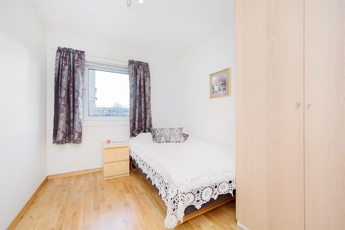 Soverom 2 med plass til seng og garderobe. Galleribilde