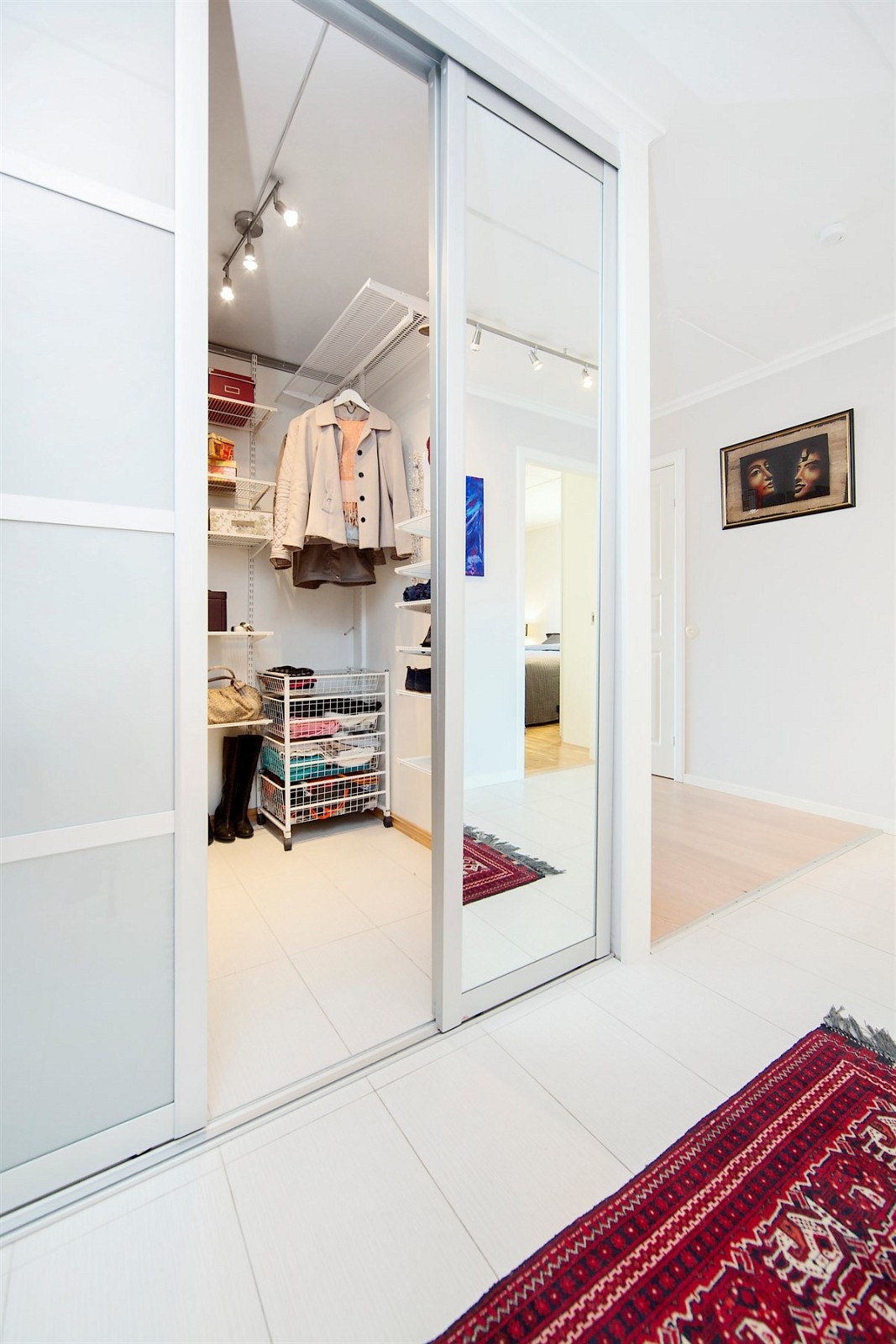 Praktisk walk-in-closet i entréen. Galleribilde