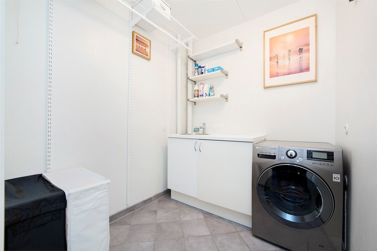 Vaskerom med fliser på gulv. Galleribilde