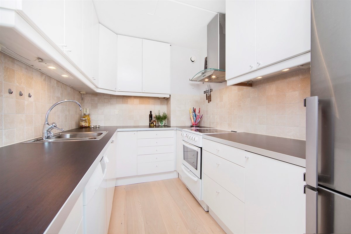 Romslig kjøkken med god skapplass og benkeplass. Galleribilde