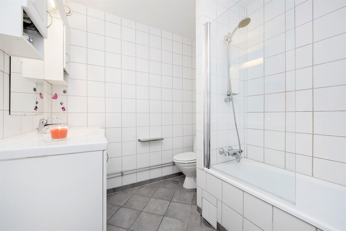 Flislagt bad med innfliset badekar. Galleribilde