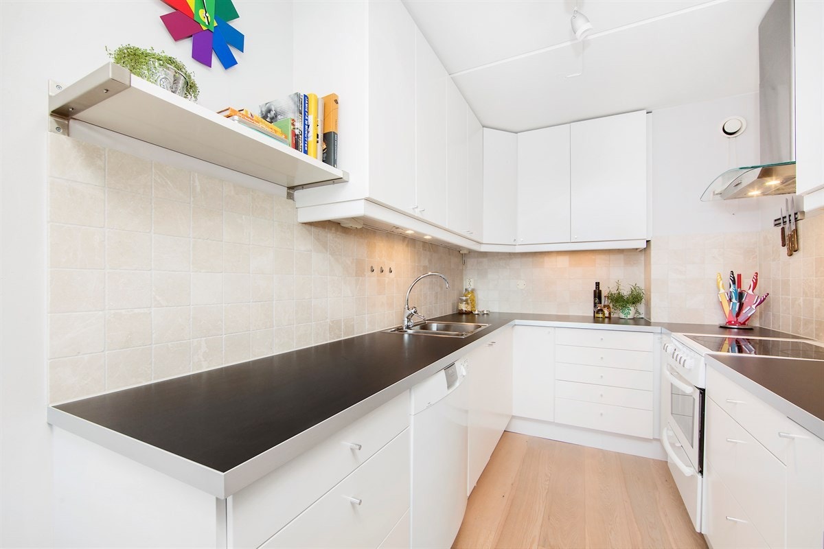 Romslig kjøkken. Galleribilde