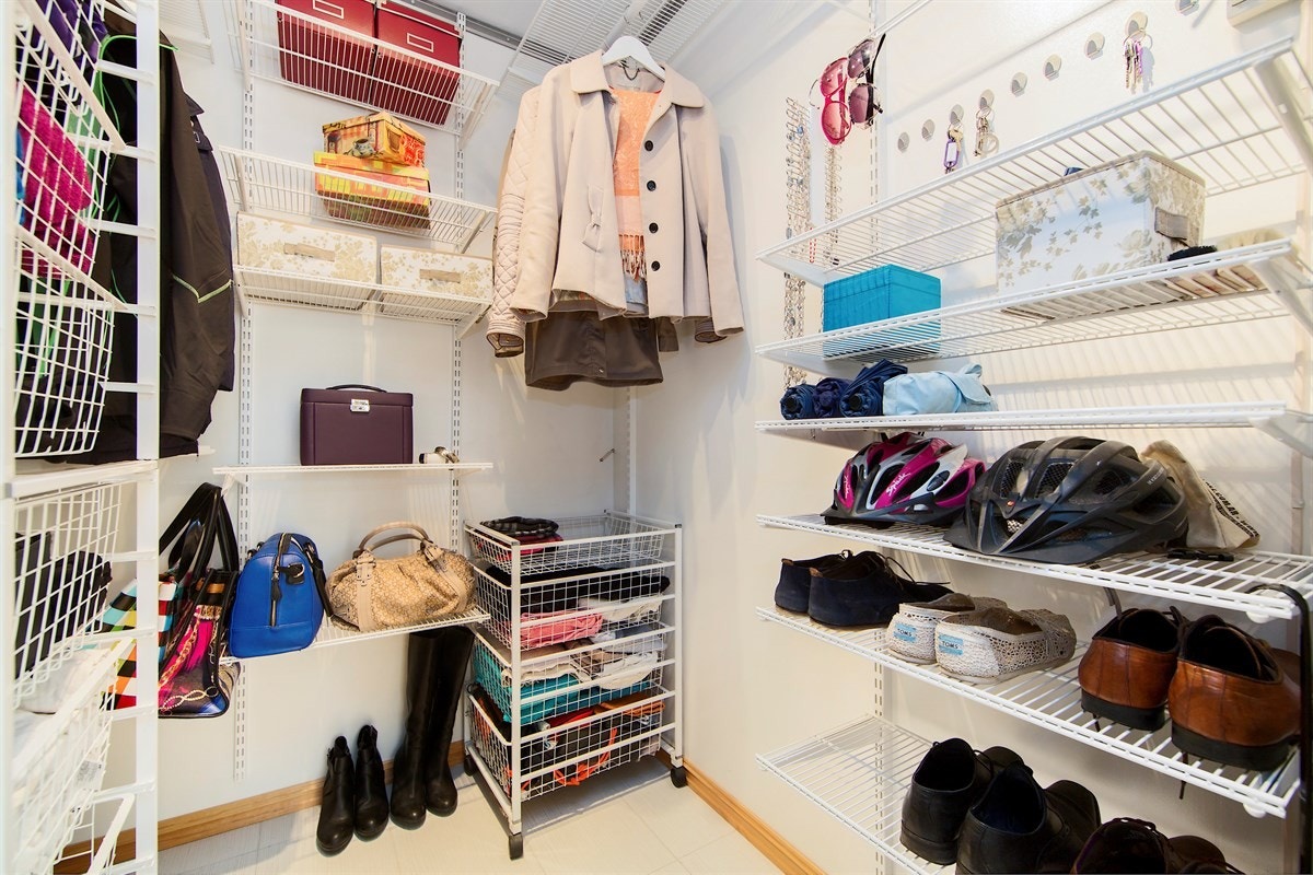 Praktisk walk-in-closet i entréen. Galleribilde