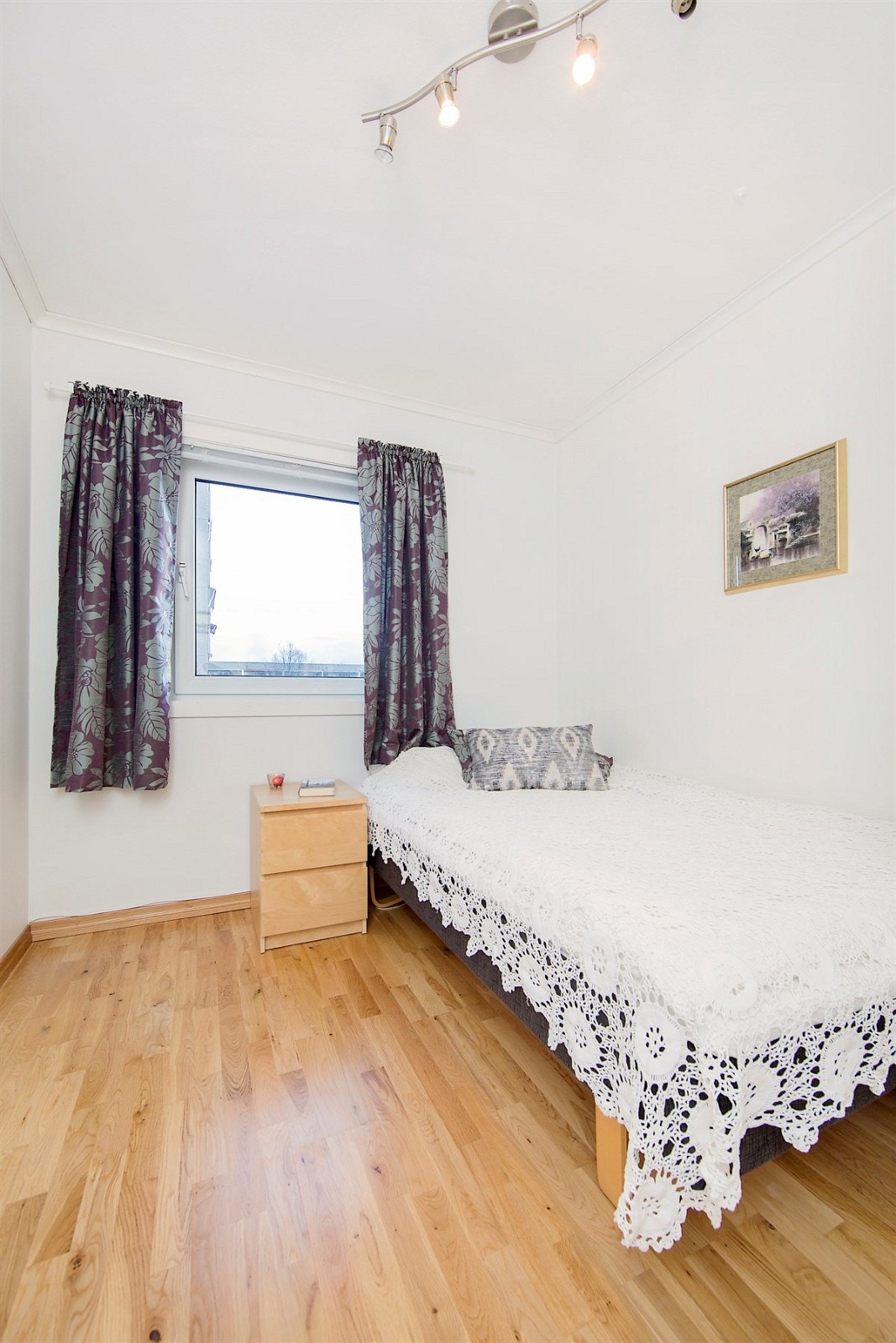 Soverom 2 med plass til seng og garderobe. Galleribilde