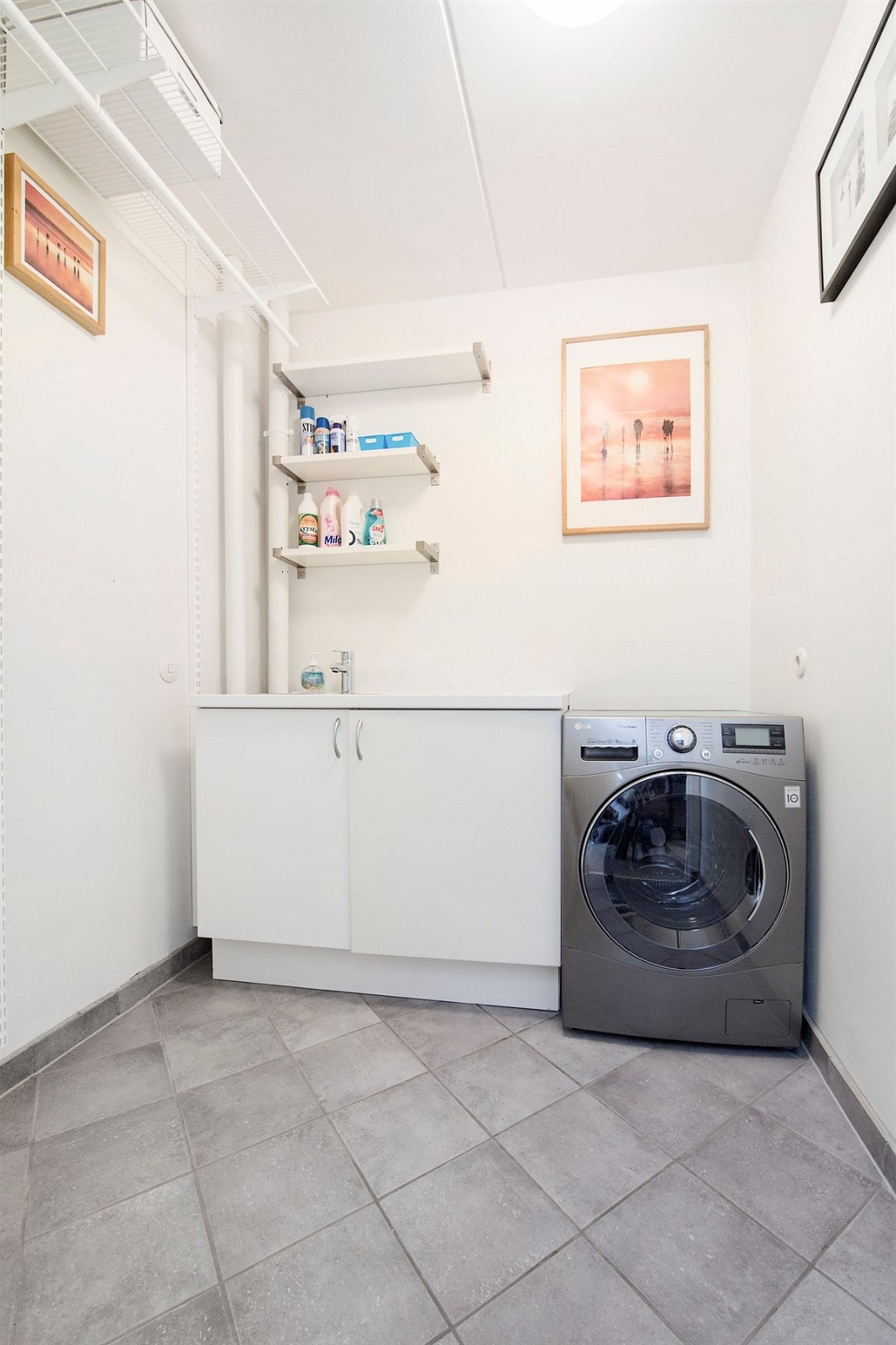 Vaskerom med fliser på gulv. Galleribilde