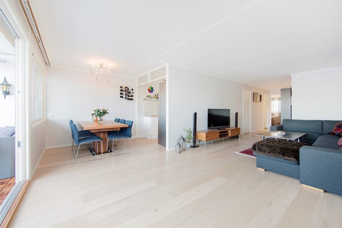 Stue med god plass til sofakrok og langbord. Galleribilde