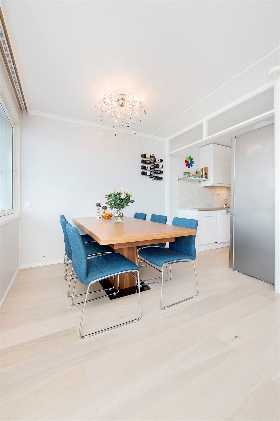 Spiseplass som binder stuen sammen med kjøkkenet. Galleribilde