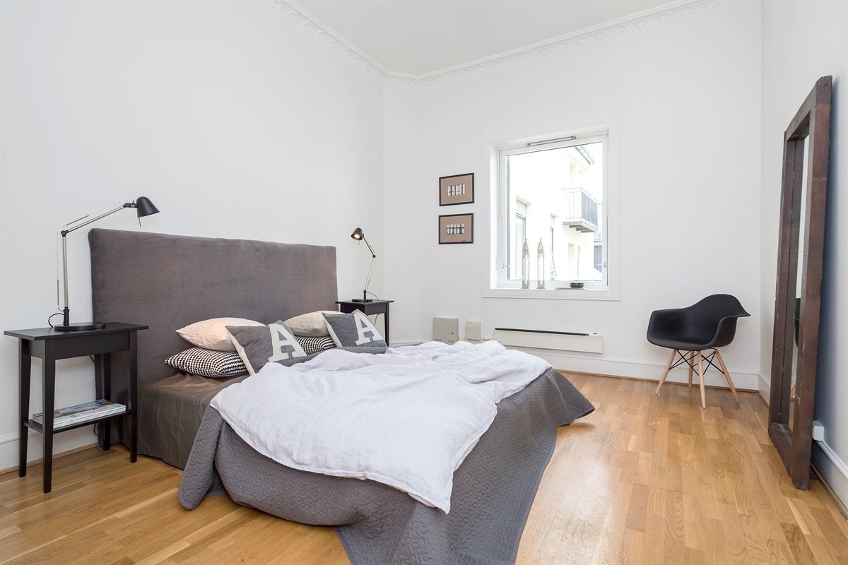 Stort hovedsoverom vendt mot rolig bakgård Galleribilde