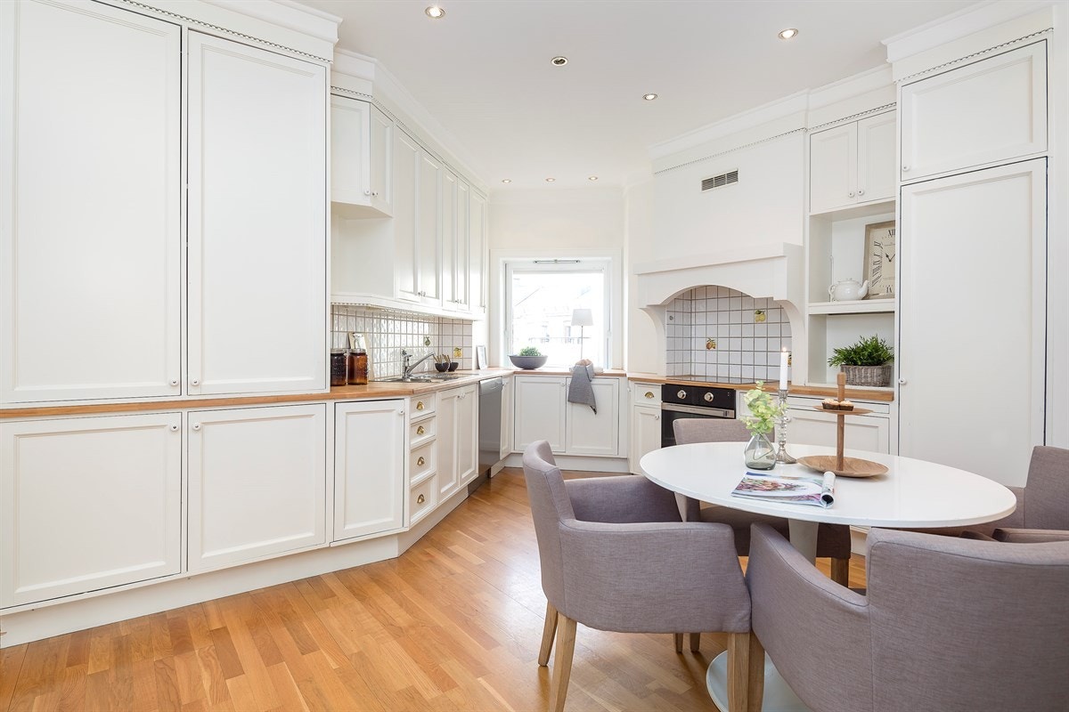 Innbydende og sosialt kjøkken av fin størrelse Galleribilde