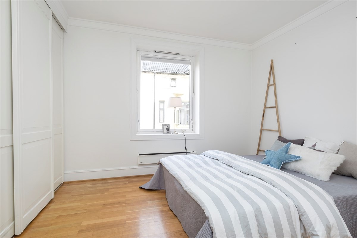 Soverom 2 med takhøy skyvedørsgarderobe - vendt mot rolig bakgård Galleribilde