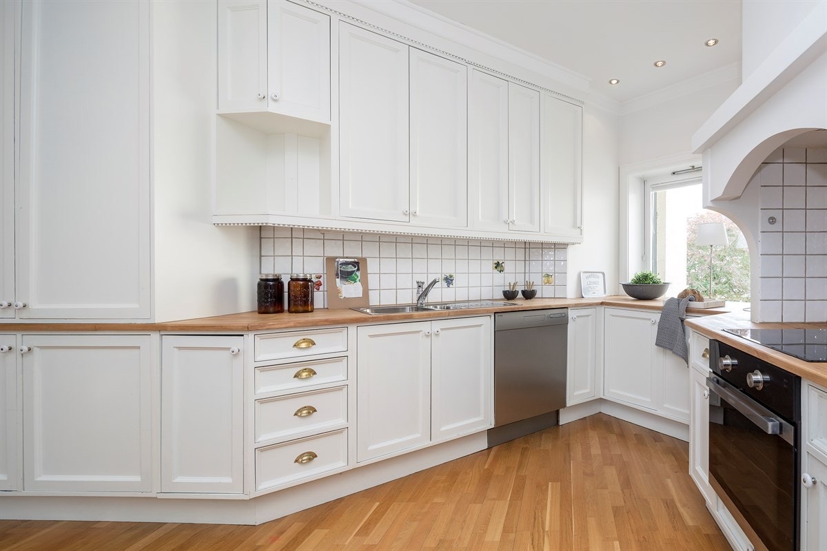 Kjøkken - snekkerbygget innredning i herrgårdsstil Galleribilde