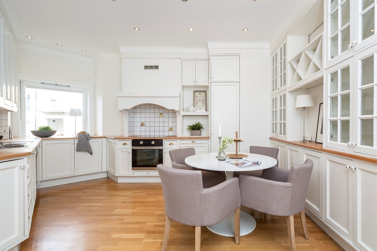 Kjøkken - godt med skap- og benkeplass og god plass til spisegruppe Galleribilde