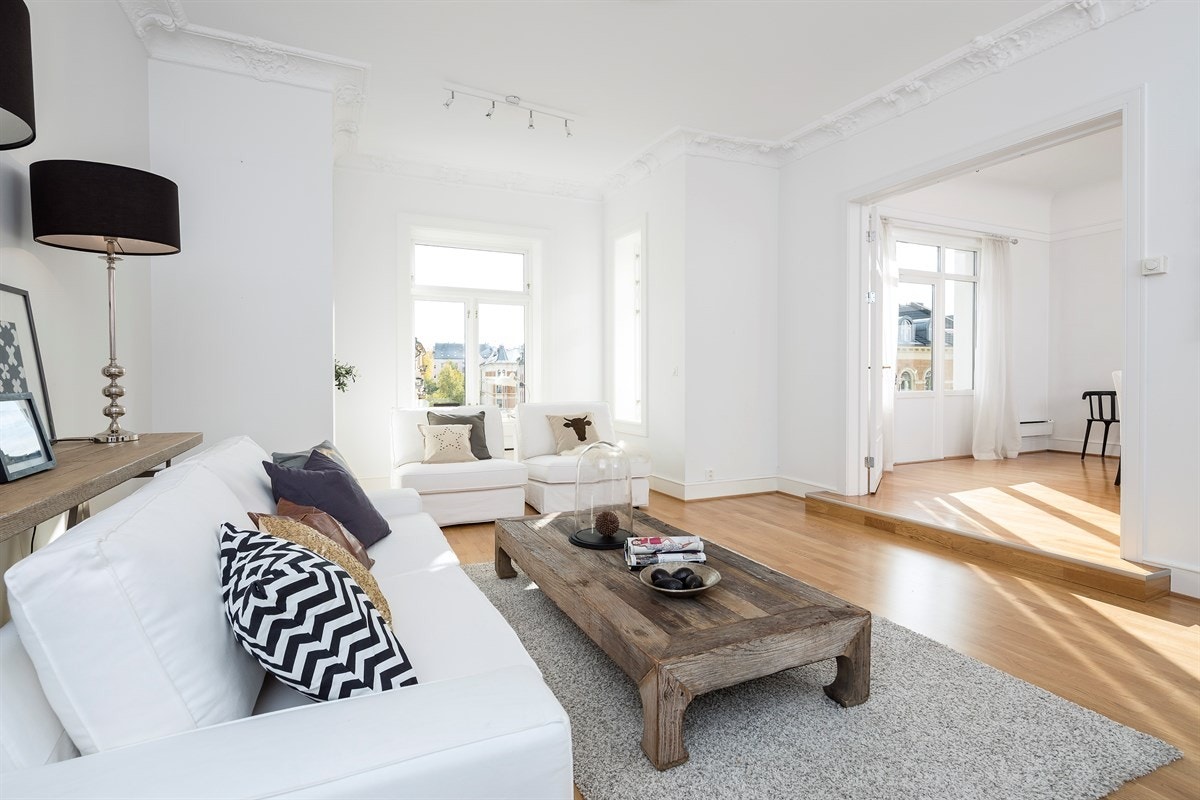 Usjenert stue og spisestue med klassiske himlinger og god atmosfære Galleribilde