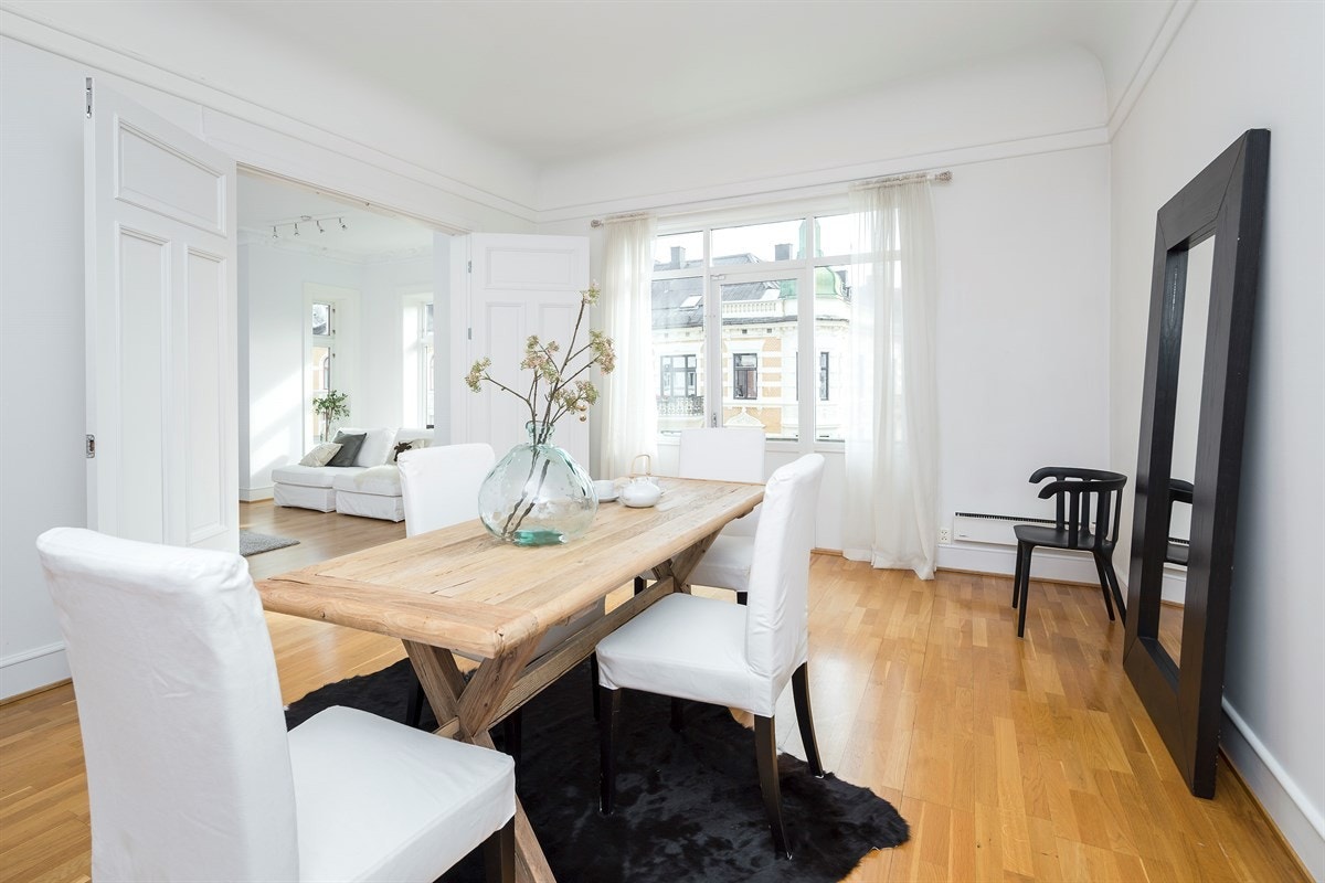 Spisestue med utgang sørøstvendt, solrik balkong Galleribilde