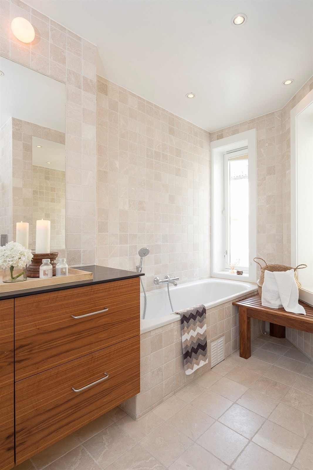 Lekkert baderom med innmurt badekar - marmorfliser på gulv og vegger Galleribilde