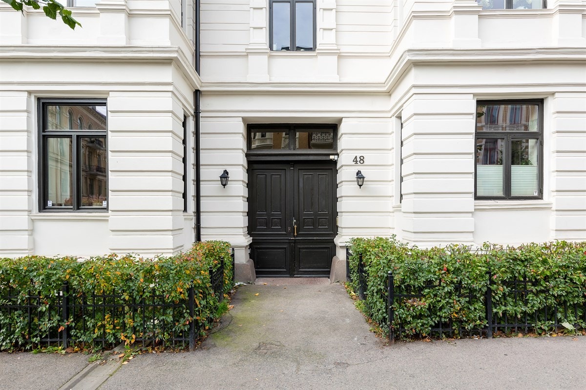 Inngang fra gate - representativ gård Galleribilde