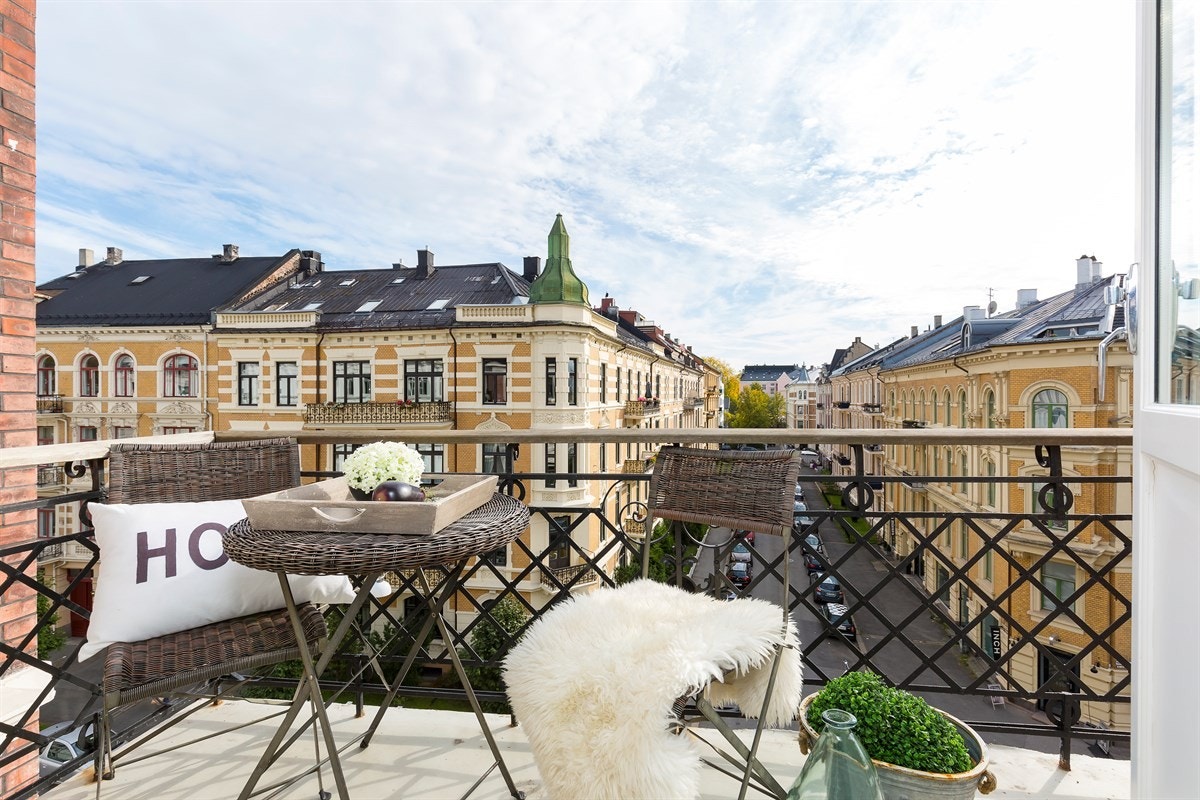 Flott balkong med utsikt over nærområdet og nedover Behrens gate Galleribilde