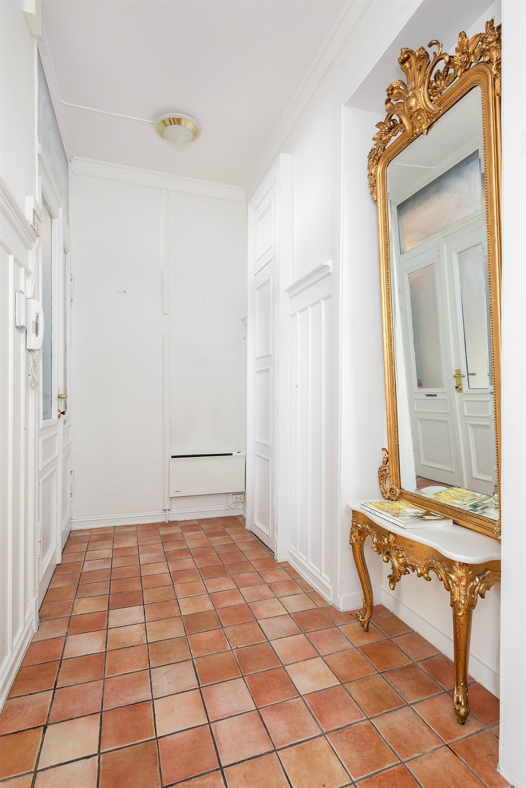 Entre/gang med takhøy skyvedørsgarderobe Galleribilde