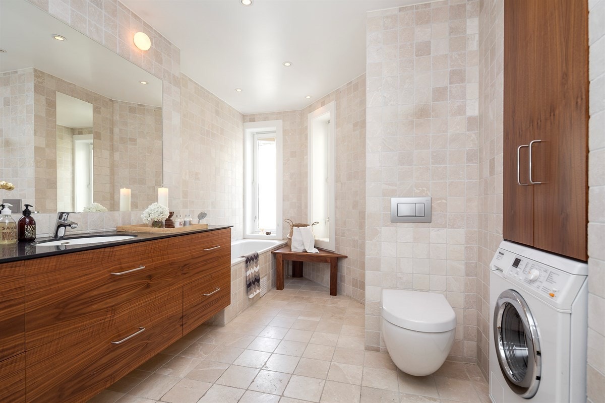 Lekkert baderom med både badekar og dusjsone Galleribilde