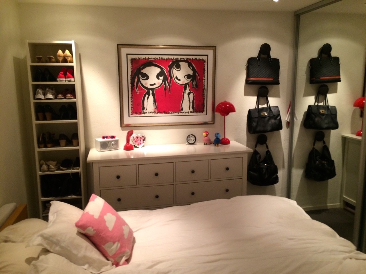 Stort soverom med skyevdørsgarderobe Galleribilde