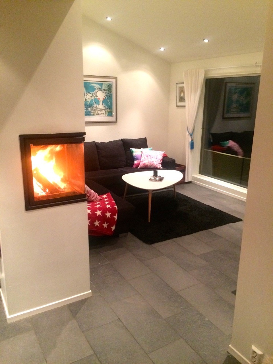 Stue hvor du kan nyte peisen og det flotte lyset fra det stor vinduet Galleribilde