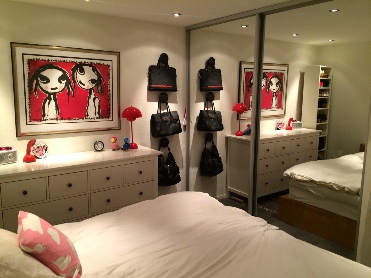 Stort soverom med skyvedørsgarderobe Galleribilde