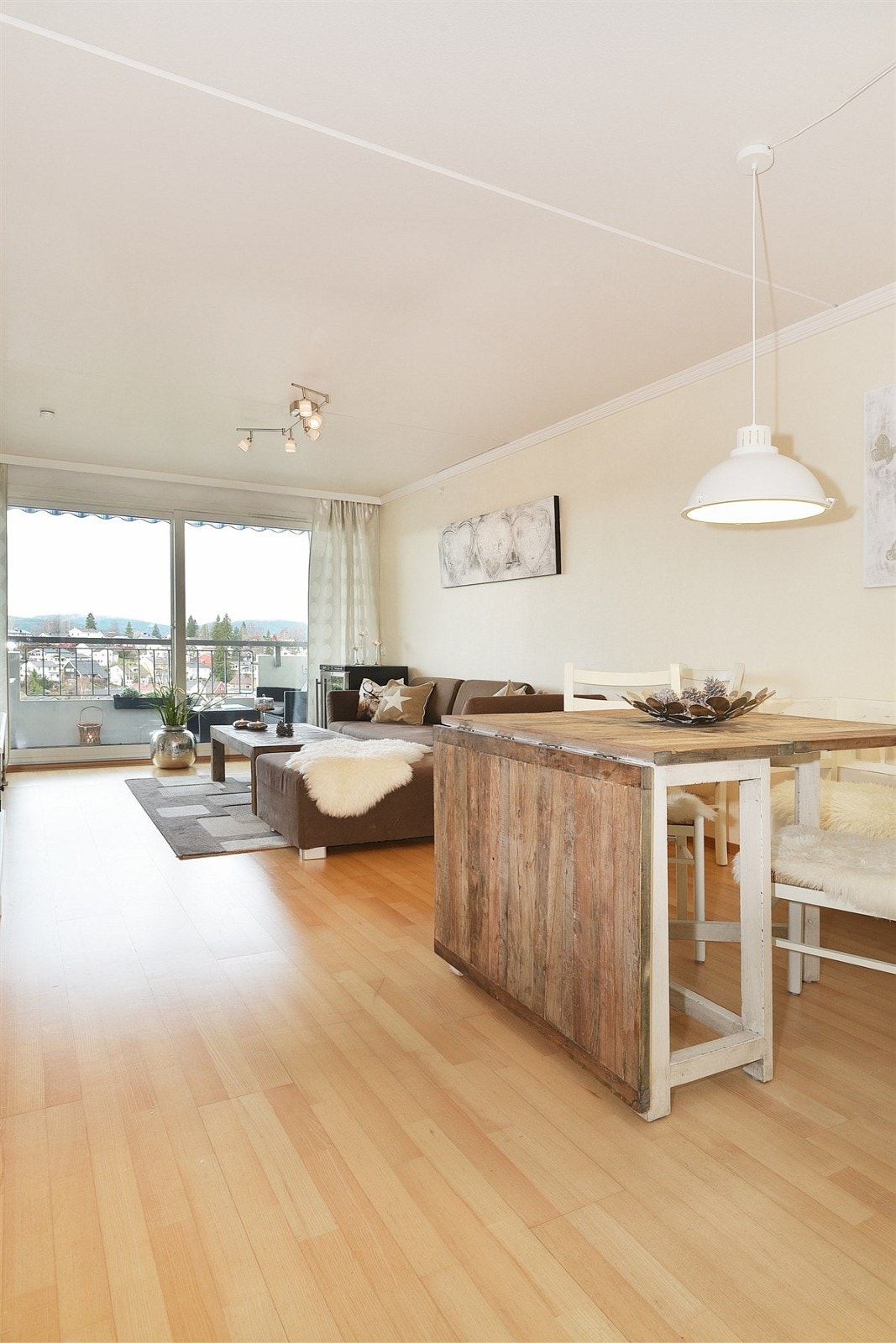 God plass til både salong og spisebord. Galleribilde