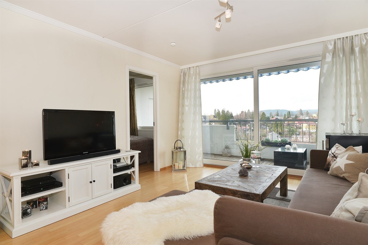 Rommet har dessuten gode vindusflater som gir rikelig med lys, samt utgang til balkong med fin utsikt. Galleribilde