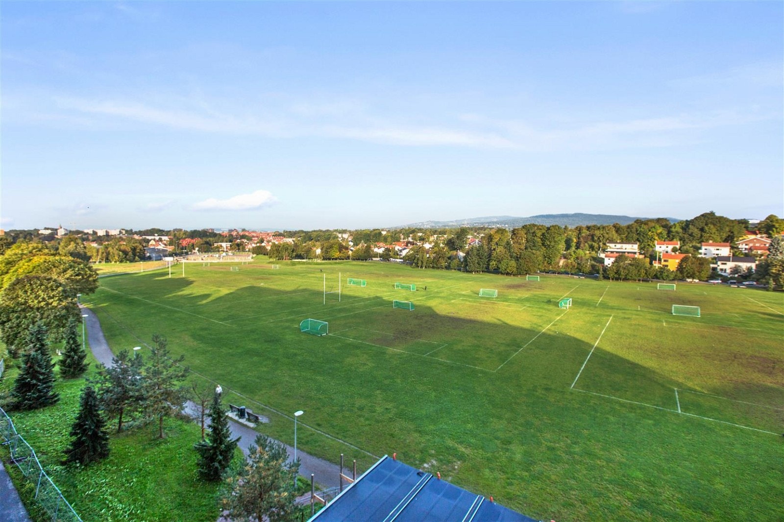 Nydelig grønt området utenfor leiligheten. Galleribilde