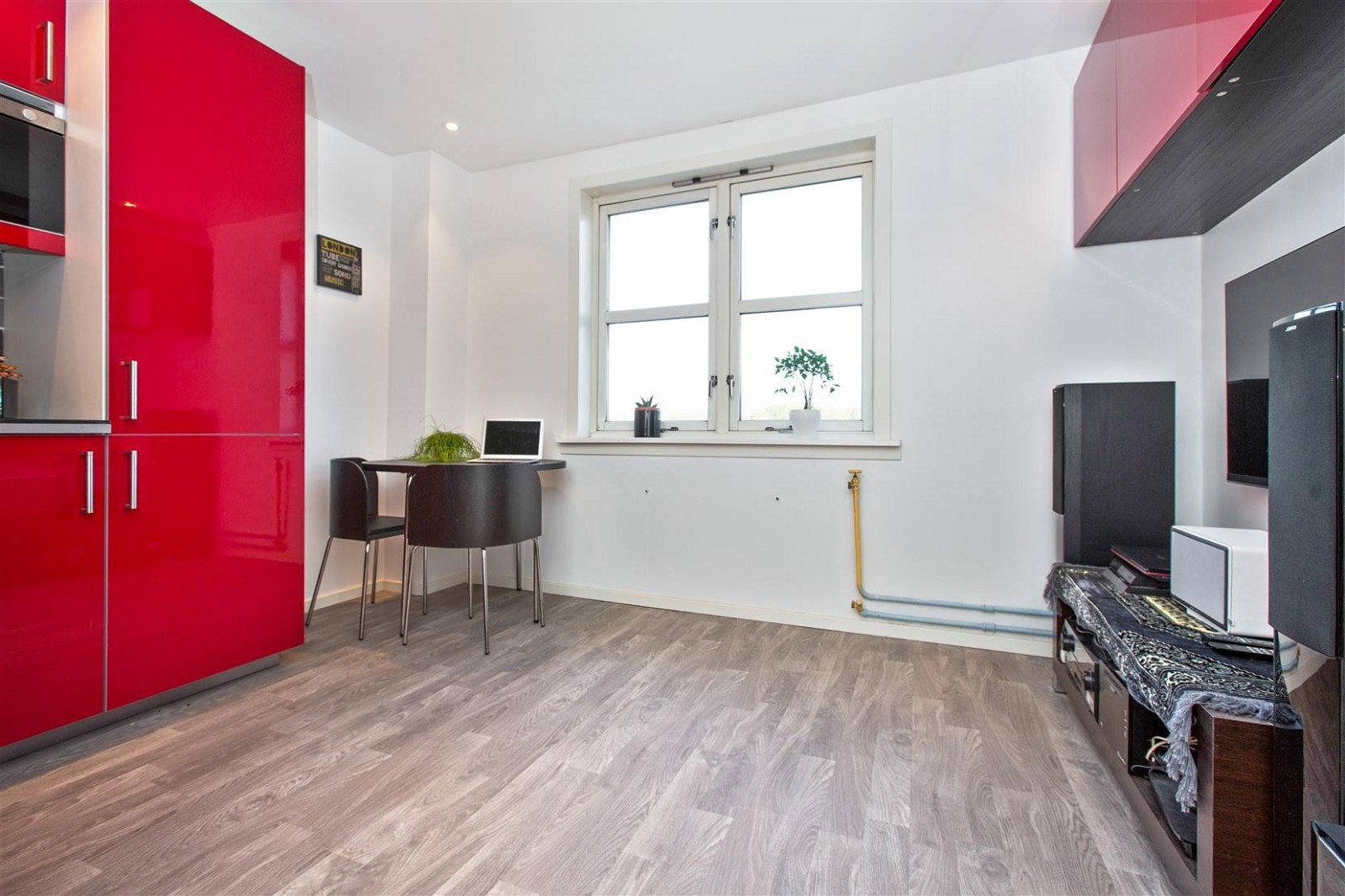 Boligen er renovert i 2014 og fremstår som strøken. Fargevalget er moderne og tidsriktig. Galleribilde