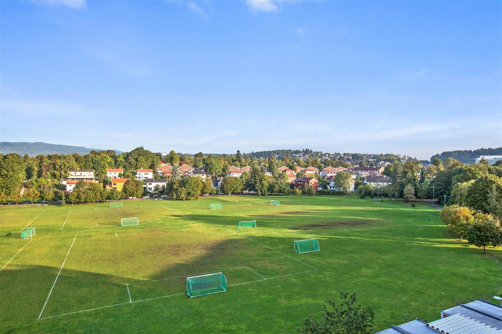 Fra leiligheten er det nydelig utsikt over Voldsløkka. Galleribilde