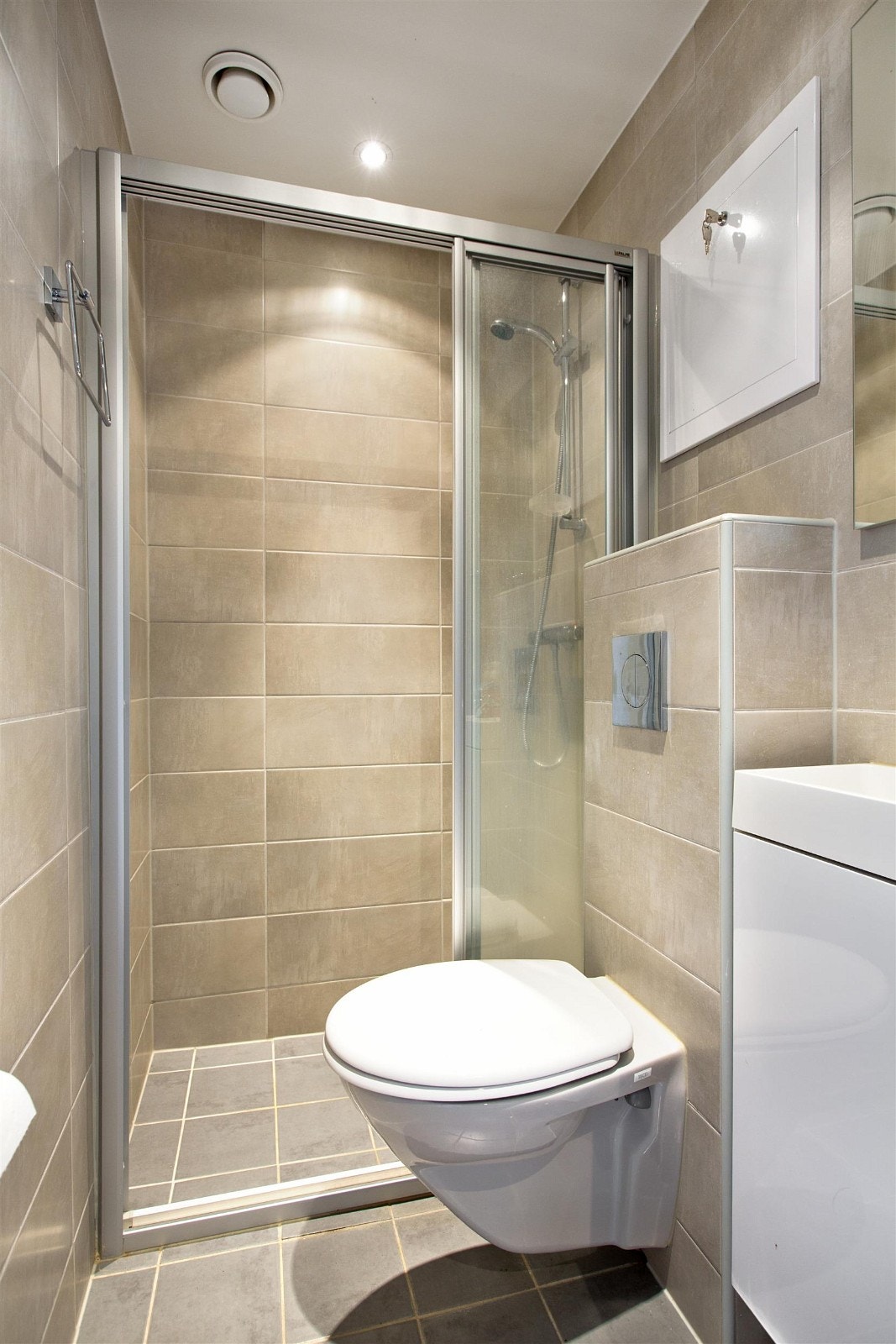 Fine detaljer som vegghengt klosett og stilfull servant. Galleribilde