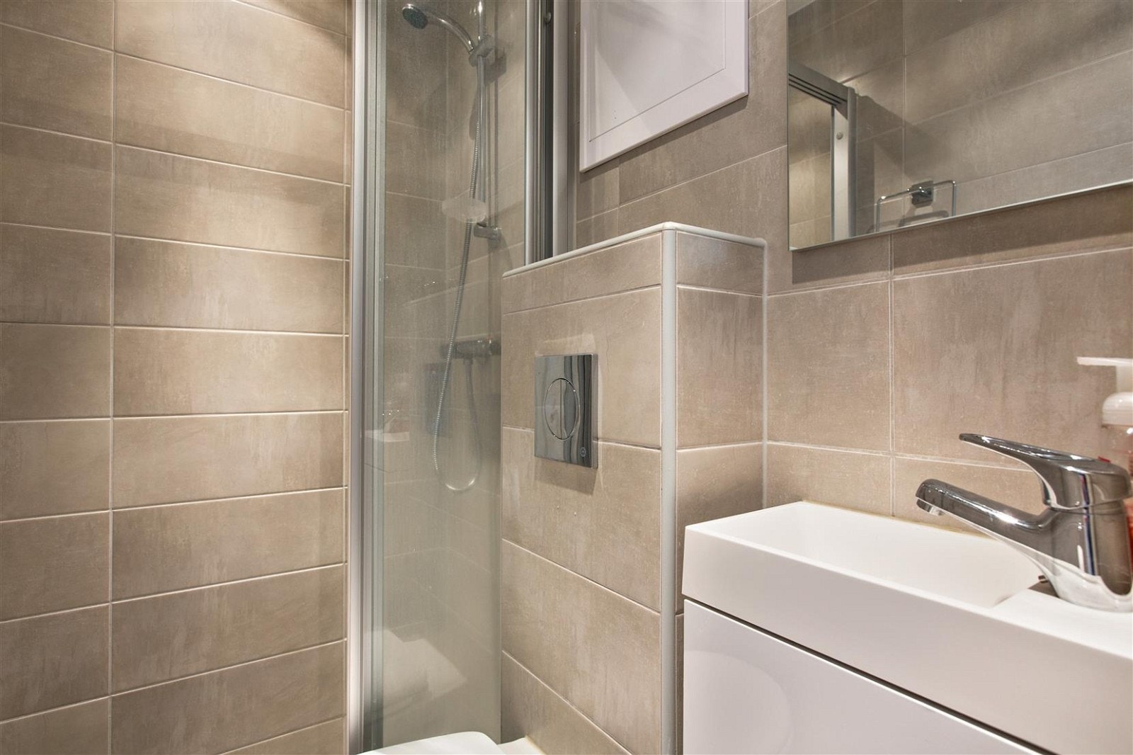 Lekkert flislagt bad. Galleribilde