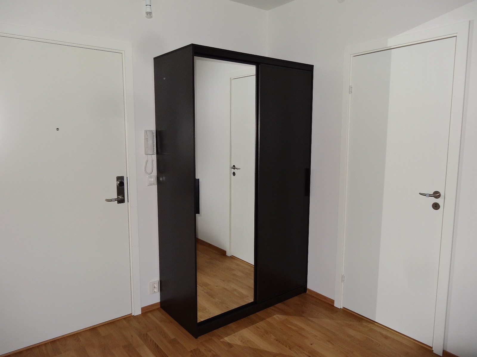 Inngangsparti med garderobeløsning. Galleribilde