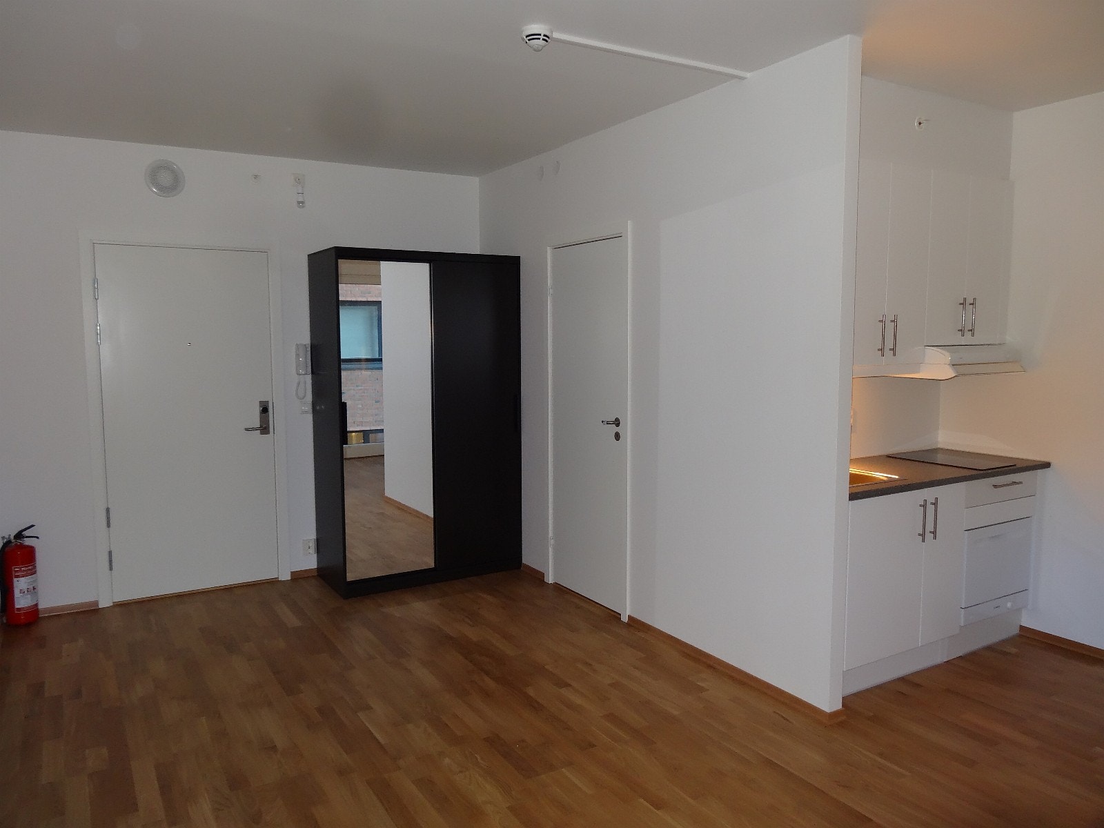 Det er montert en garderobe med speil for oppbevaring. Galleribilde