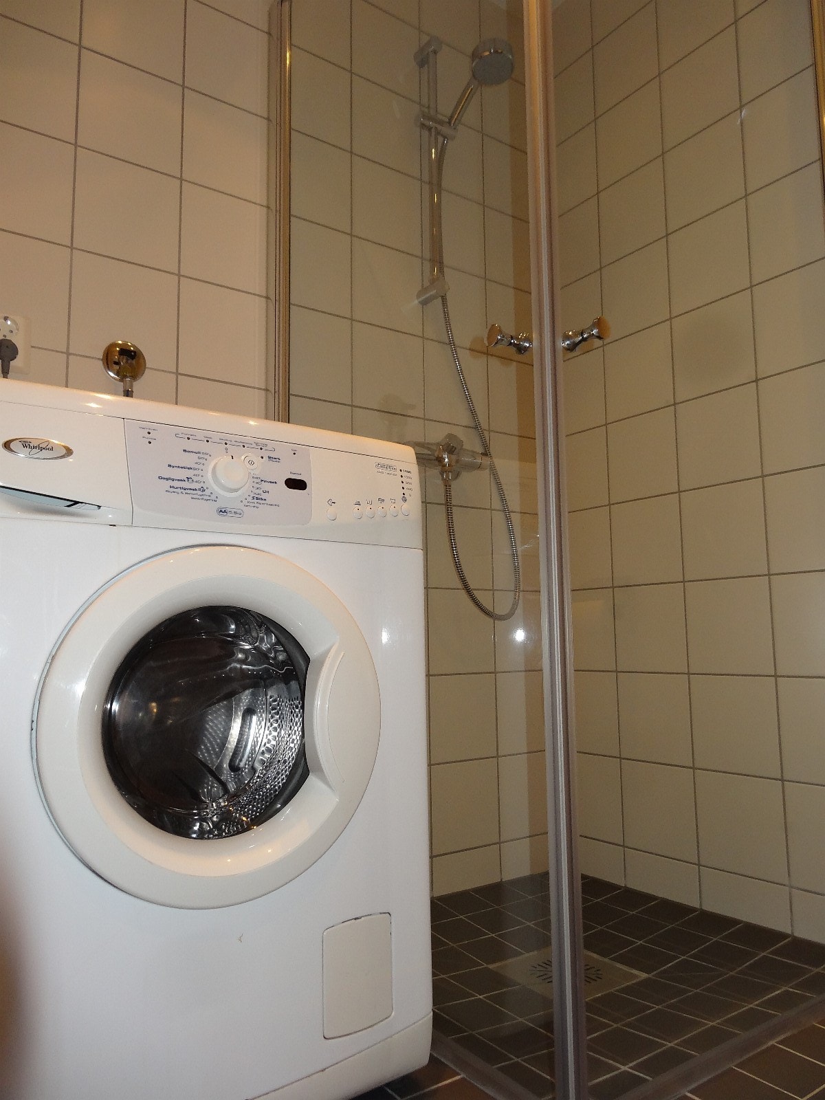 Vaskemaskin og plass for tørketrommel. Galleribilde